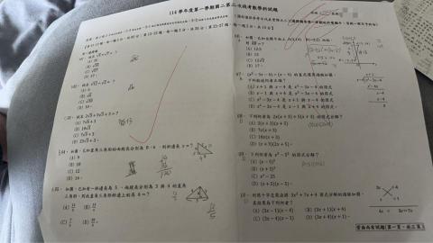 周廷燿 - 剛接手這位國二私中數理資優班學生時，她學習態度認真、投入，但因基礎尚未完全穩固，在題型變化多的課程中顯得較為吃力。這一年來，我們不急於追求高難度題目，而是先補強核心基礎，逐一釐清數學觀念，並搭配明確的學習節奏與定期複習機制，協助他重新建立對數學的理解與信心。
在這樣的學習調整下，後續2次段考中他取得 96 分的成績，不僅成功追上原本領先的同學，也具備更穩定的實力與信心，迎接接下來更高階的學習挑戰。