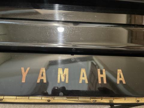 陳承揚鋼琴調律 - 鋼琴LOGO擦拭前