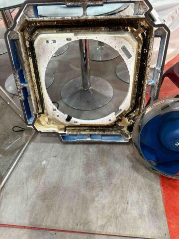 有專 - 四方吹室內機冷氣，尚未清洗的水盆