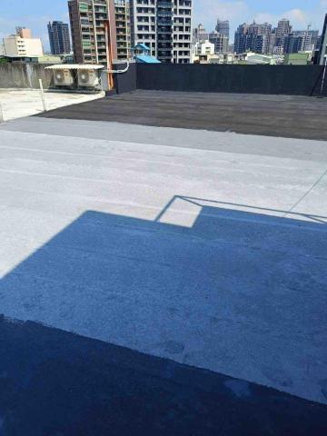 王君達 - 新竹市｜頂樓防水翻修工程（彈性防水塗層）
橡化瀝青及六角網鋪設