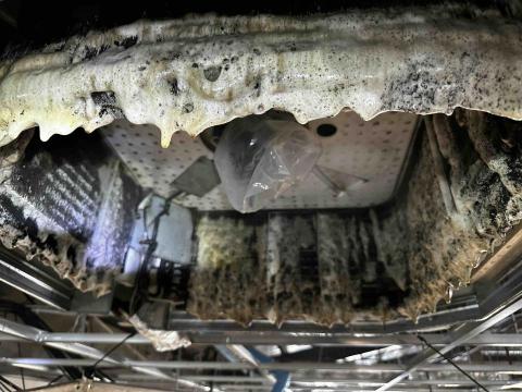 有專 - 四方吹室內機冷氣蒸發器，尚未清洗的過程