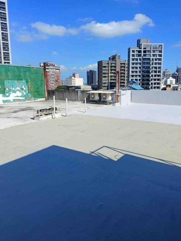 王君達 - 新竹市｜頂樓防水翻修工程（彈性防水塗層）
彈性水泥面漆塗佈中