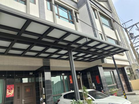 誠凱個人工作室 - 左右鄰居一起製作
加蓋遮雨棚方便停車
使用H型鋼鐵烤漆製作
