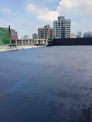 王君達 - 新竹市｜頂樓防水翻修工程（彈性防水塗層）
二次橡化瀝青塗佈完成面