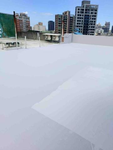 王君達 - 新竹市｜頂樓防水翻修工程（彈性防水塗層）
彈性水泥二次面漆塗佈中