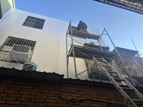 曾志揚 - 外牆、屋頂防水、室內油漆、批土
有需要我們來幫您服務！
細心、用心的幫您刷出您想要的一面牆！