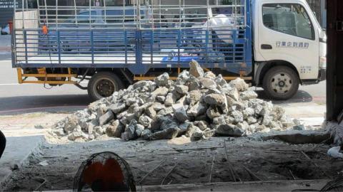 鈞週到企業行 - 打石作業中