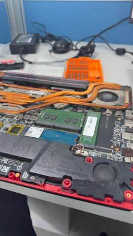 YoLab 工作室 - 電腦維修｜硬體 &times; 系統 &times; 效能改善
 &bull;筆電 / 桌機 拆機檢修
 &bull;過熱、風扇吵、效能下降處理
 &bull;記憶體 / SSD / 電腦 升級
 &bull;系統重灌、驅動異常排除
 &bull;異常當機、藍白畫面檢測
 &bull;清潔保養（風道、散熱模組、灰塵）

目標：「是只修好，是修到穩定、好用