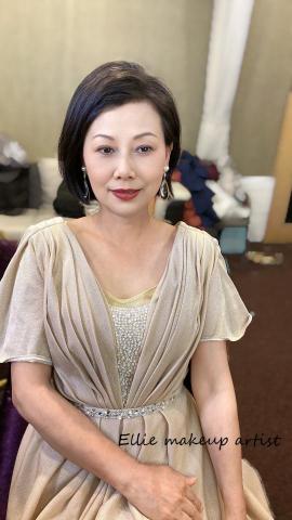 羅釩予 - 好高雅的婆婆

退休後一直在家 很少打扮 在這大日子 當然來點不一樣

打扮的婆婆 讓好多人驚艷