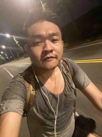 提供剪髮剪刀服務的專家林佑朋