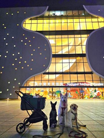 和狗🐶 - 台中國家歌劇院！