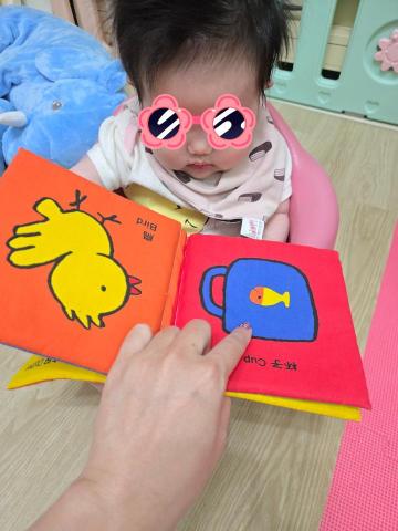 P&middot;ᴗ&middot;inaෆ⃛ - 認真專心閱讀中