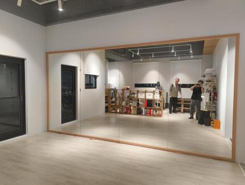 周先生 - 一整面牆的鏡子。當作健身房使用