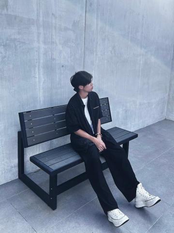 Howard Teng - 平常沒有教球就喜歡去咖啡廳拍照