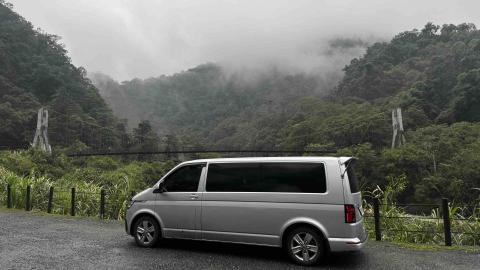 鄭家驊 - 全新福斯9人座