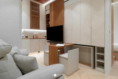 米氏室內裝修設計 - 透過靈活的設計手法，將收納與機關巧妙融合： 桌椅隱藏於電視櫃後方，使用時輕鬆拉出，收回後再拉上木門，立即回復成俐落又舒適的生活場域。