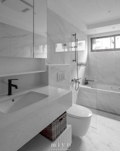 米寓室內裝修設計有限公司 - 透過材質與光線的調整，翻轉老舊廁所的侷促與陰暗

從昏暗到明亮，從擁擠到舒適，改造讓廁所不只是功能區，
更成為能安靜放鬆的日常一隅。