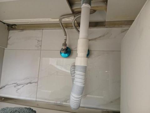 許耀文 - 更換臉盆排水管（配合浴櫃只能折的那麼醜）