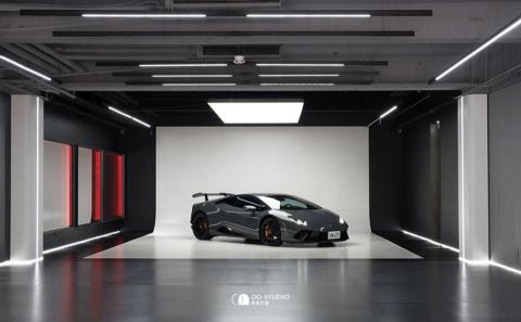 米氏室內裝修設計 - 燈光如光流般自四方引導視線向中央匯聚，形塑展場的視覺核心，不僅營造出空間的動態張力，更強化觀者的聚焦感受。