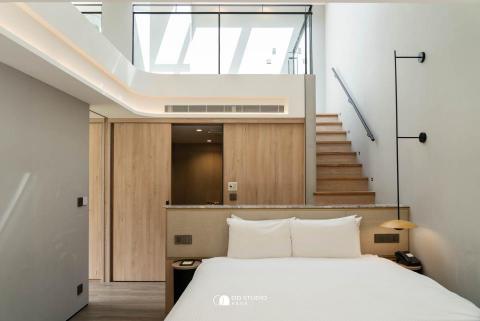 米氏室內裝修設計 - 溪頭福華飯店｜大型改造工程； 結合在地材質與現代工藝，如磨石階梯、木構語彙，在細節裡展現質感，呼應大自然的脈動。