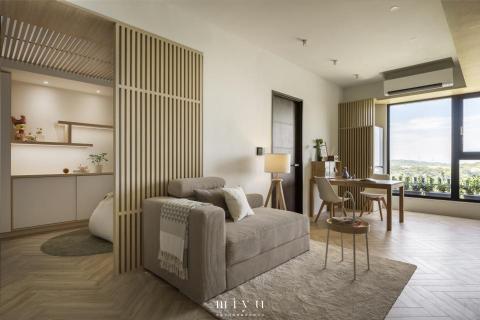 米寓室內裝修設計有限公司 - 日式質感宅
以溫潤木質搭配天花格柵透光板，柔和光影在空間中流動，營造出富有層次的日式質感。

開放式格局帶來通透視覺，留白設計則讓屋主在軟裝搭配上更靈活自在。