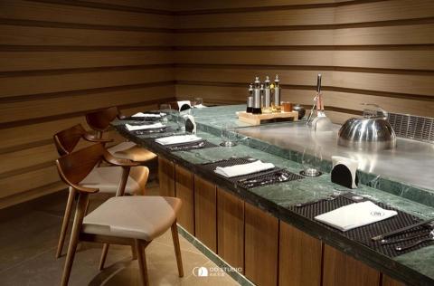 米氏室內裝修設計 - 桌面選用了帶有礦石質感的石材，並搭配背牆內嵌燈光設計，層層堆疊出細膩而溫潤的空間氛圍。光線與材質交錯，帶來柔和又立體的感官體驗。