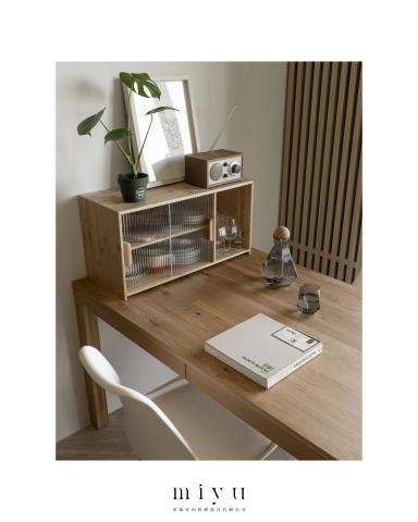 米寓室內裝修設計有限公司 - 日式質感宅
以溫潤木質搭配天花格柵透光板，柔和光影在空間中流動，營造出富有層次的日式質感。

開放式格局帶來通透視覺，留白設計則讓屋主在軟裝搭配上更靈活自在。