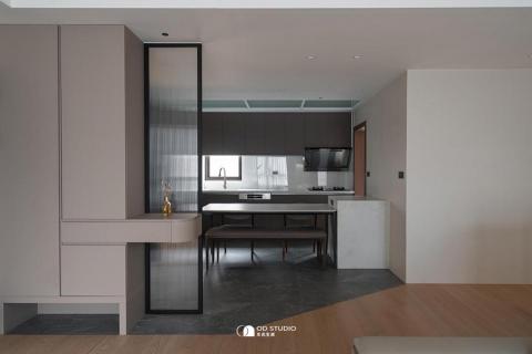 米氏室內裝修設計 - 考量屋主家中有毛小孩，為了減少毛髮清潔困擾 我們在電視櫃、沙發、地板等大面積區域選擇了淺色系材質，營造明亮輕盈的視覺效果，同時兼顧實用性與美感 整體風格融合了北歐風的自然溫潤與現代風的俐落線條，在男女主人的不同喜好中找到最佳平衡