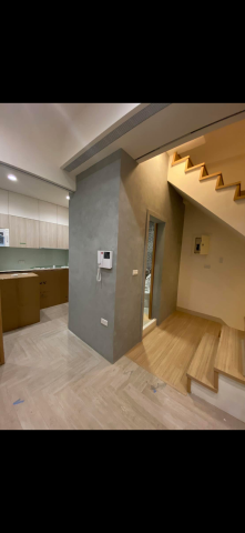 欣妮油漆 - 雅典娜仿清水模樓梯轉角牆面施作