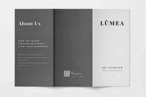 潤璟工作室｜CCAN Studio - 摺頁實體攤開展示，模擬實際印刷與閱讀情境，呈現版面結構與整體視覺一致性。