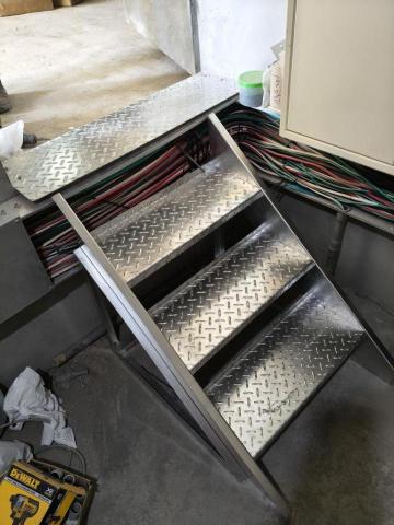 鴻元金屬工程有限公司 - 客製化小階梯