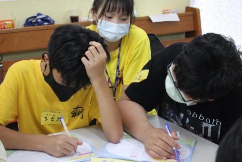 陳筱郁 - 陪伴國小的孩子一起完成作業