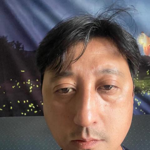 提供衝浪板貨運服務的專家帥哥融