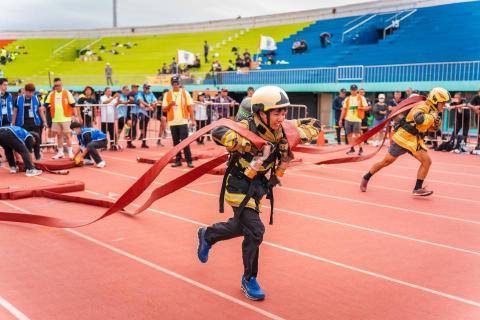 李恩攝影 - 2025年11月苗栗義消競技大會，以A9ii搭配Tamron35-150，記錄下義消們在比賽中的奮力表現。