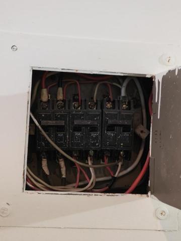 瑋成水電裝修工作室 - 施工前：配電盤無熔絲開關迴路檢整