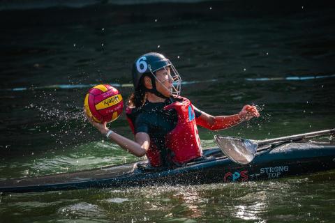 李恩攝影 - 2025年11月豐原區理事長盃輕艇水球俱樂部邀請賽Day1，以A9ii搭配Tamron150-500，以高速快門凝固選水拋球、水花飛舞的瞬間。