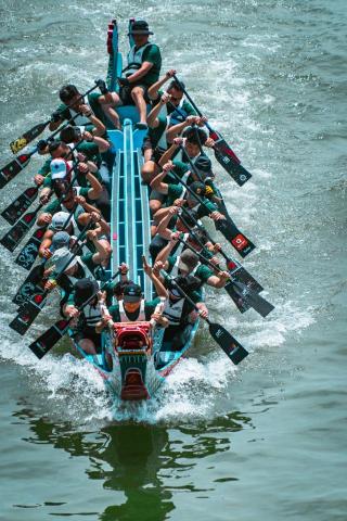 李恩攝影 - 2025台北龍舟國際錦標賽Day3，在大直橋上以A6700搭配Tamron150-500拍攝下隊伍剛離開起點的衝刺畫面。