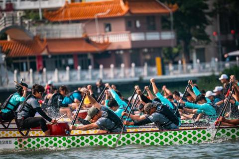 李恩攝影 - 114年高雄城市盃龍舟錦標賽 Day2，以A9ii搭配Tamron150-500，在起點附近的岸邊拍攝，選手離開起點不久的衝刺。