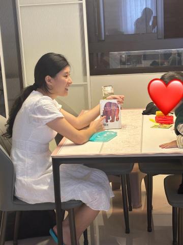 英文家教 - 課程中會搭配繪本、遊戲、教材及歌曲帶領孩子快樂的學習英文