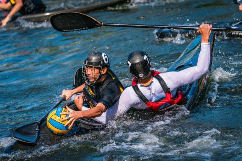 李恩攝影 - 2025年11月豐原區理事長盃輕艇水球俱樂部邀請賽Day2，以A9ii搭配Tamron150-500，選手快速搶球過人的瞬間。