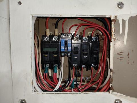 瑋成水電裝修工作室 - 施工後：配電盤無熔絲開關迴路檢整