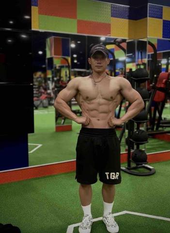 劉益廷 - 2025.12/26
幫學員備賽近照，做年末檢視！目前備賽訓練6個月，目測肌肉量約增加4kg，斜方肌及肩寬需再調整，調整期間三頭需做減量訓練，三頭過大會影響肩膀維度的視覺感，以健體賽事評比裁判在評分會先看上胸及肩寬的比例。