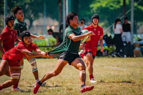 李恩攝影 - 2025年10月北區自辦聯賽，淡江高中與臺灣大學的比賽中，以A9ii搭配Tamron150-500拍攝下，跑衛成功衝過防線的瞬間。