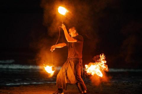 李恩攝影 - 2025年10月火神祭，夜晚無光的漁光島，以A9ii搭配35-150拍攝下，拍攝下火焰隨著舞者揮舞在夜間留下軌跡。