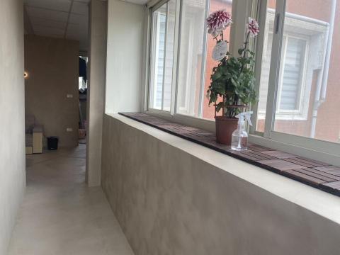 連于仁 - 4年前.位於新莊永樂街的全室微水泥.暖色系的牆面加地板