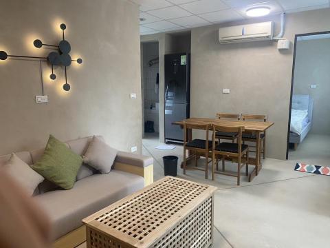 連于仁 - 4年前.位於新莊永樂街的全室微水泥.暖色系的牆面加地板