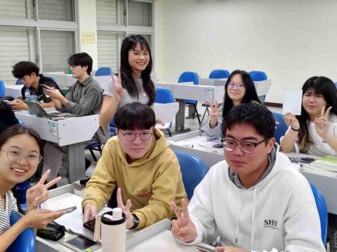 林家甄 - 與大一英文課學生的合照