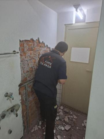 阿良拆除宅修 - 廁所牆面打見紅磚