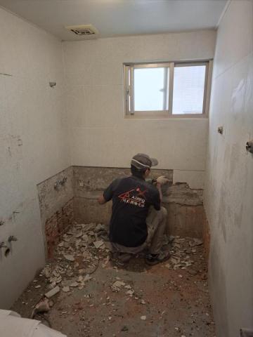 阿良拆除宅修 - 廁所壁面打除見底