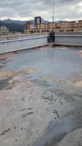 陳忠義 - 頂樓漏水矽酸質施工中